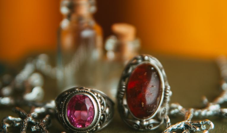 Vintage silver jewellery rings needing cleaning